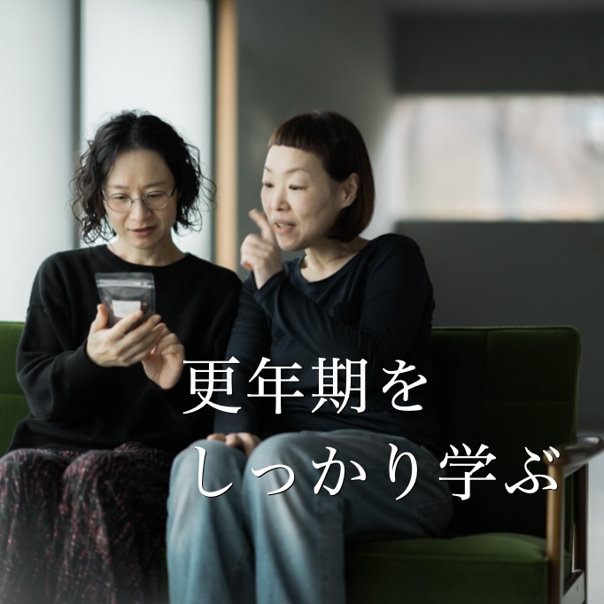 更年期専門店オアディスワンのスタッフが更年期で悩んでいる女性と会話している