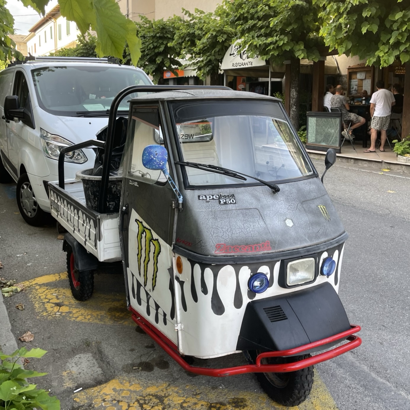 「習慣水」の生産地イタリアのエミリア・ロマーニャ州にある車