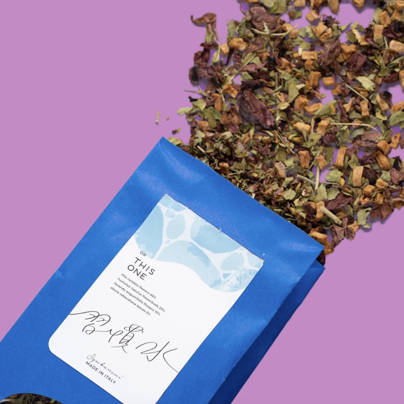 オアディスワンのハーブティ「習慣水」のハーブを出している写真