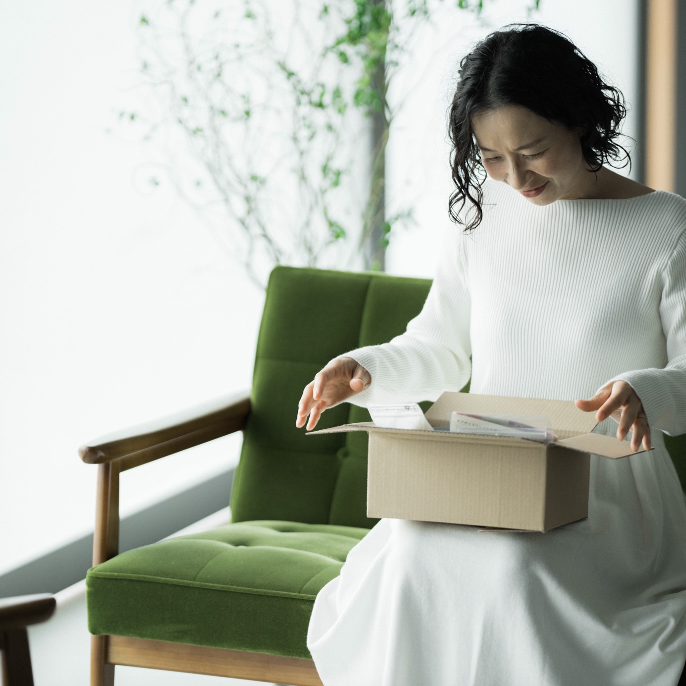 更年期で悩んでいる女性がオアディスワンのハーブティ「習慣水」を見ている写真