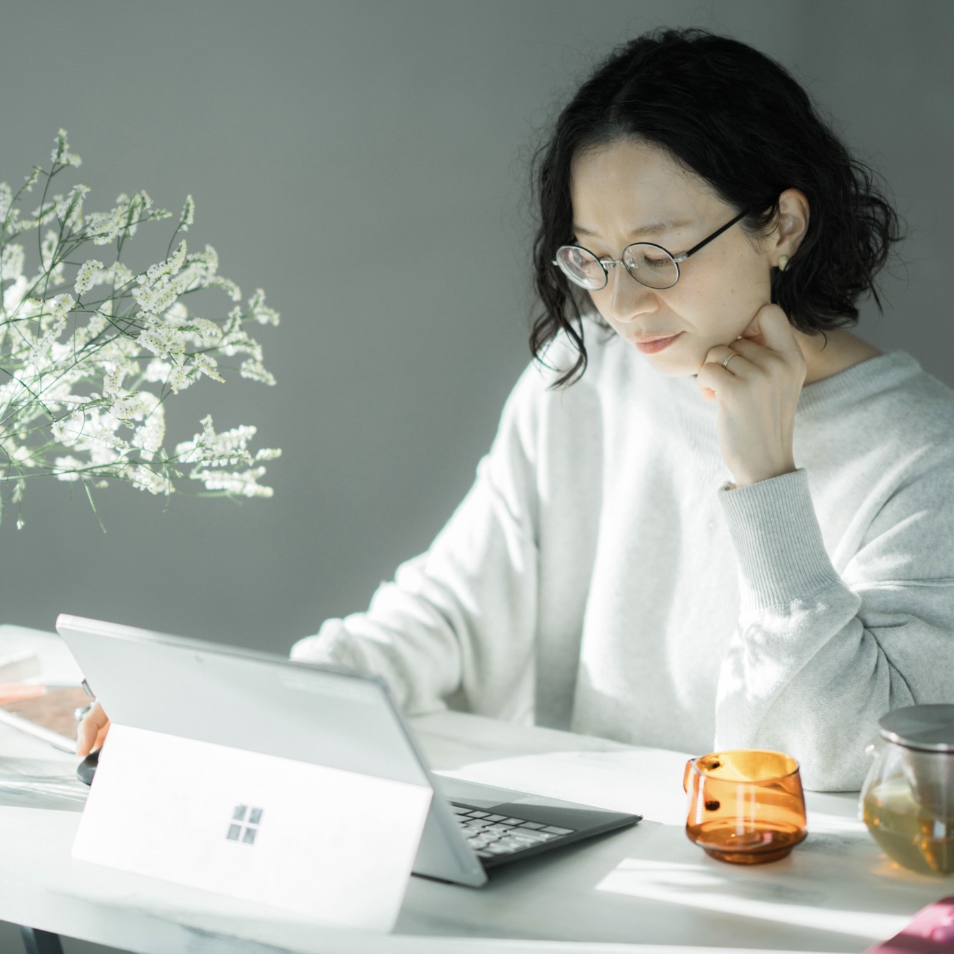 更年期で悩んでいる女性がオアディスワンのハーブティ「習慣水」パソコンで注文している