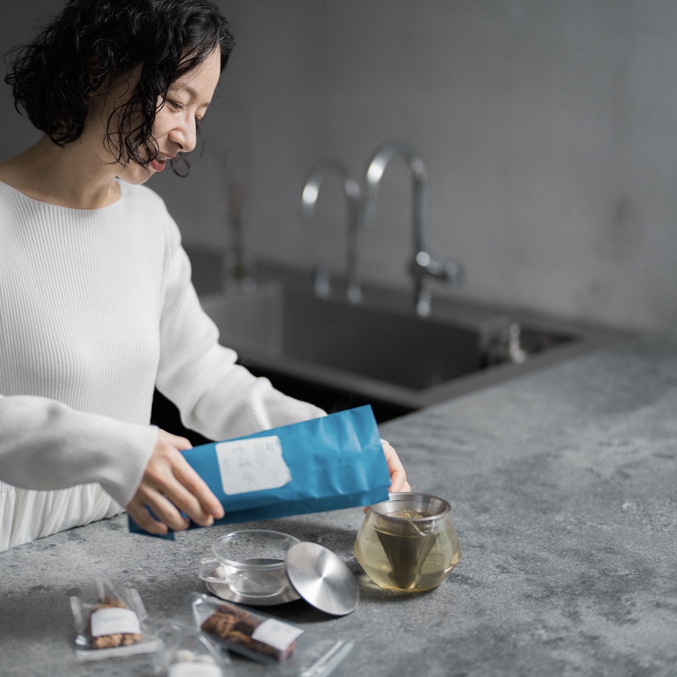 更年期で悩んでいる女性がオアディスワンのハーブティ「習慣水」をつくっている