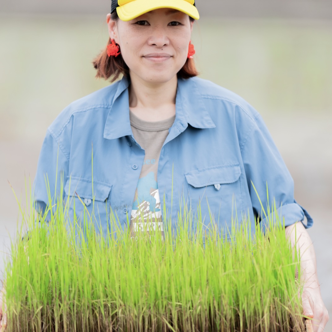 更年期専門店オアディスワンの前田はるよが黒米の稲をもっている