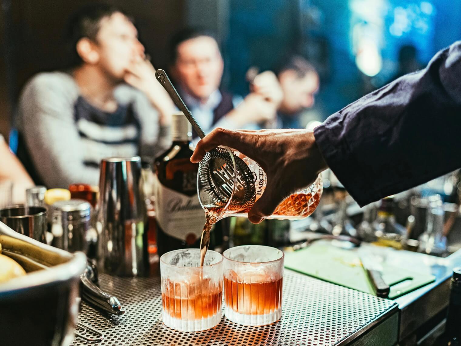 お酒のんでいる写真