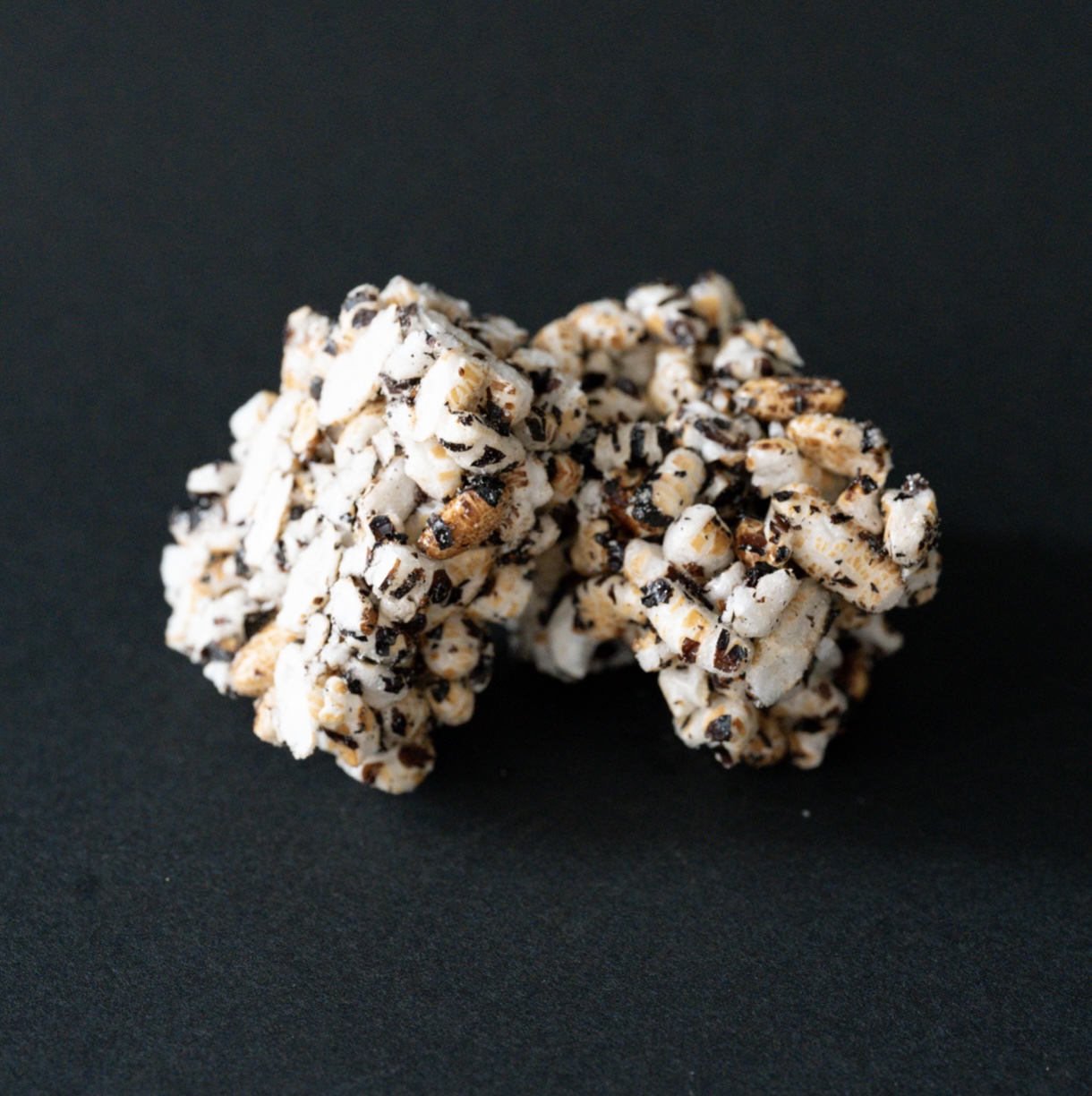 無農薬無肥料の黒米「黒い美容家」を100%使用したポン菓子のイメージ