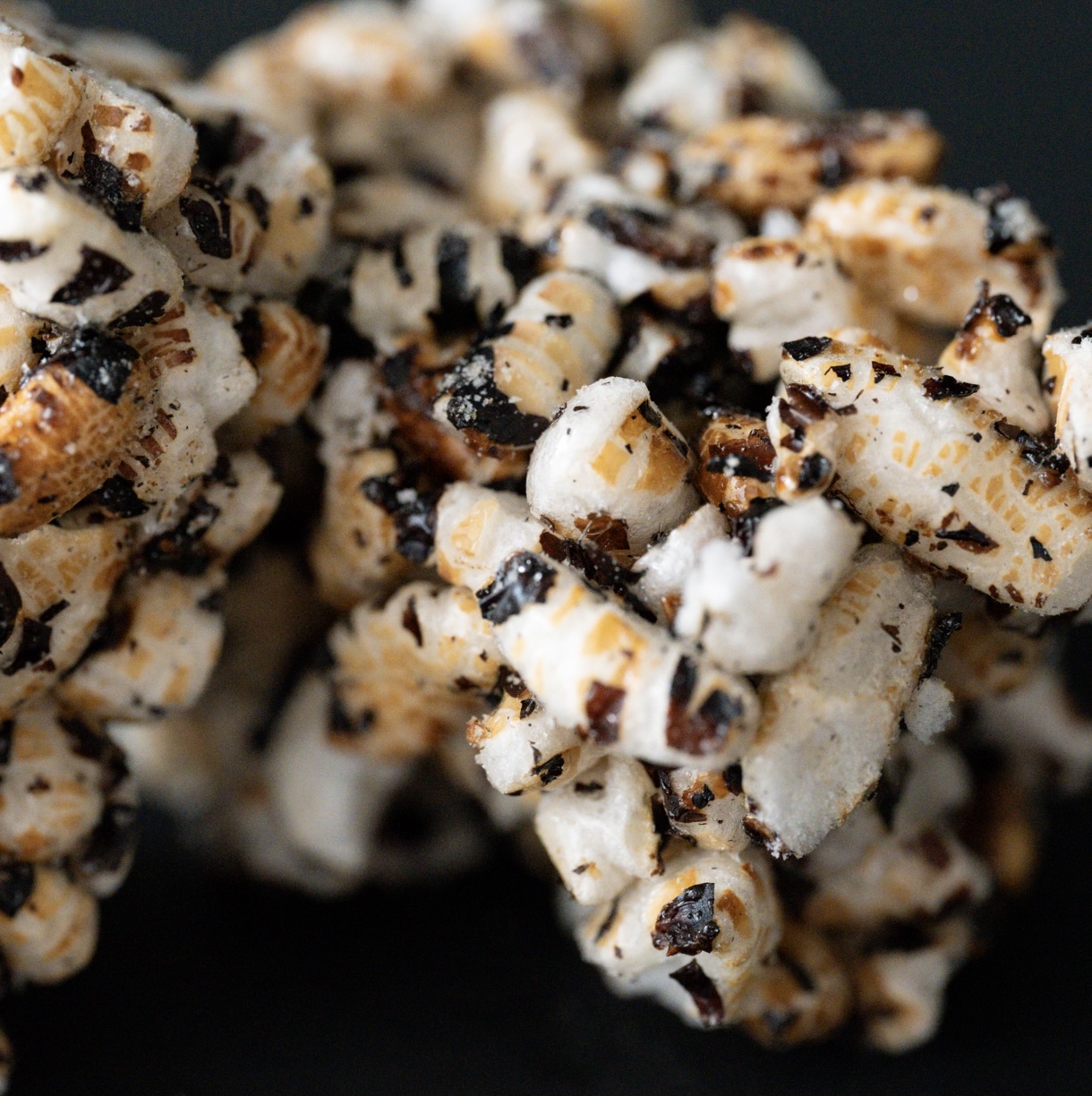 無農薬無肥料の黒米「黒い美容家」を100%使用したポン菓子のイメージ