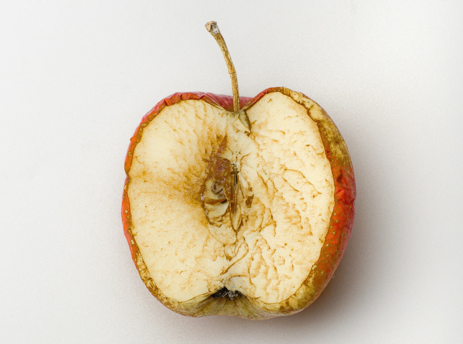 酸化が進んで茶色くなったりんご
