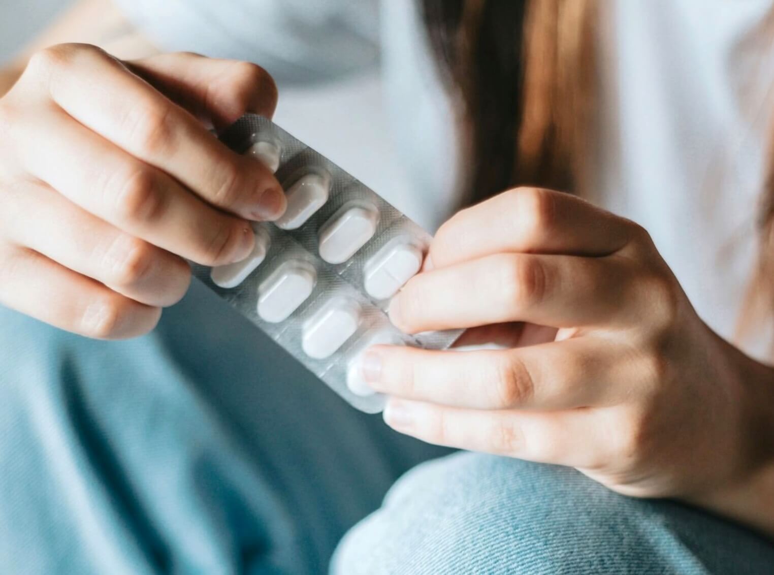 炎症を抑える薬を飲む写真