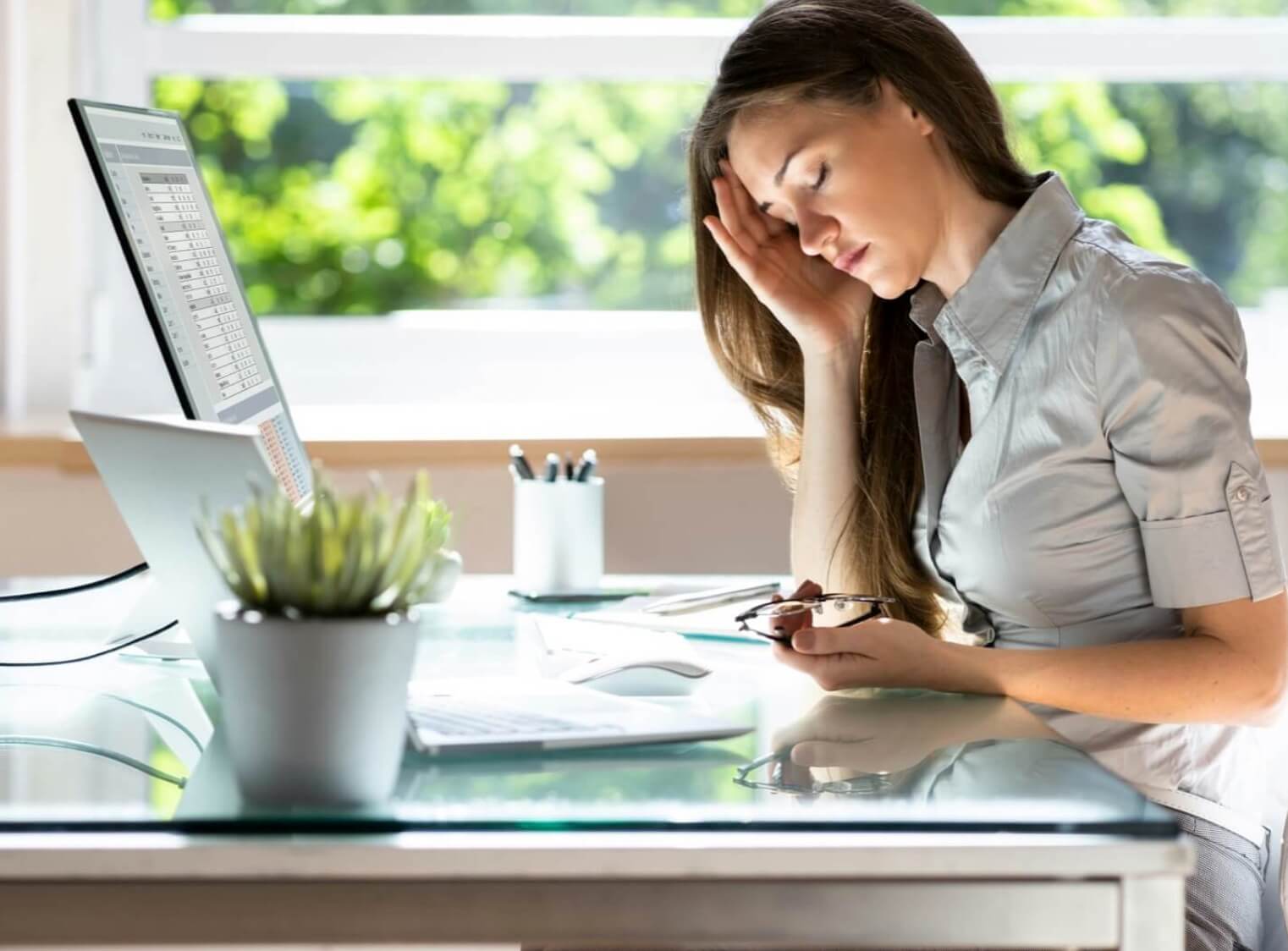 偏頭痛で辛い表情の女性