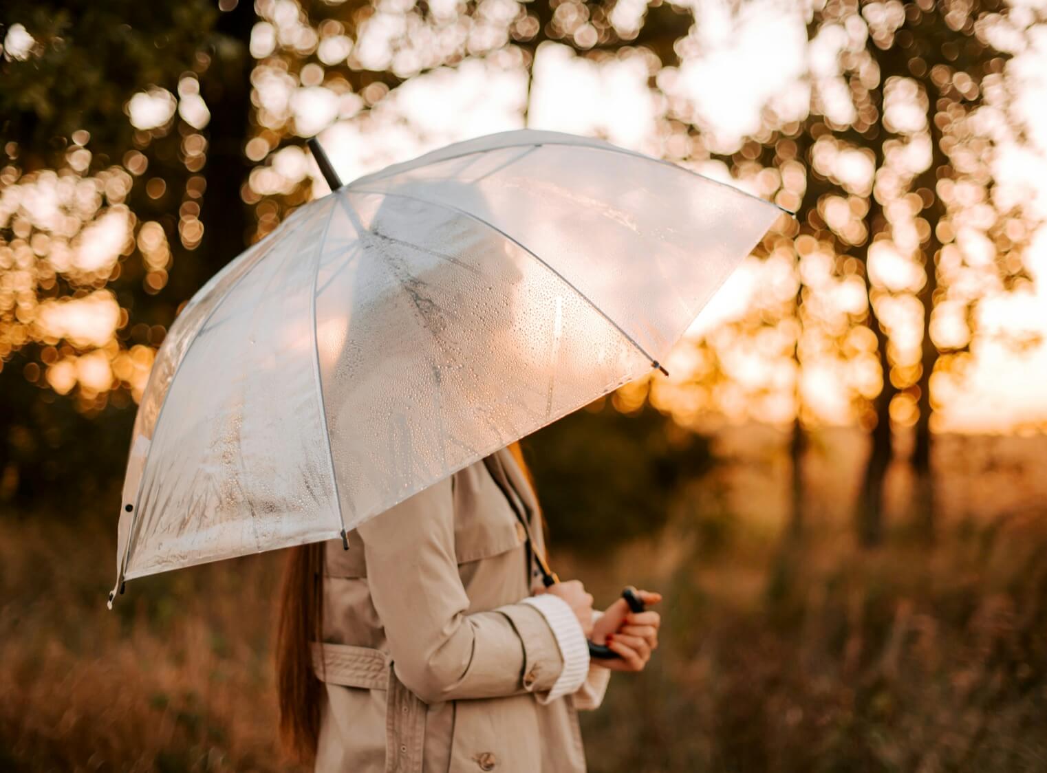 気圧や天気の変化で頭痛に悩まされる更年期女性