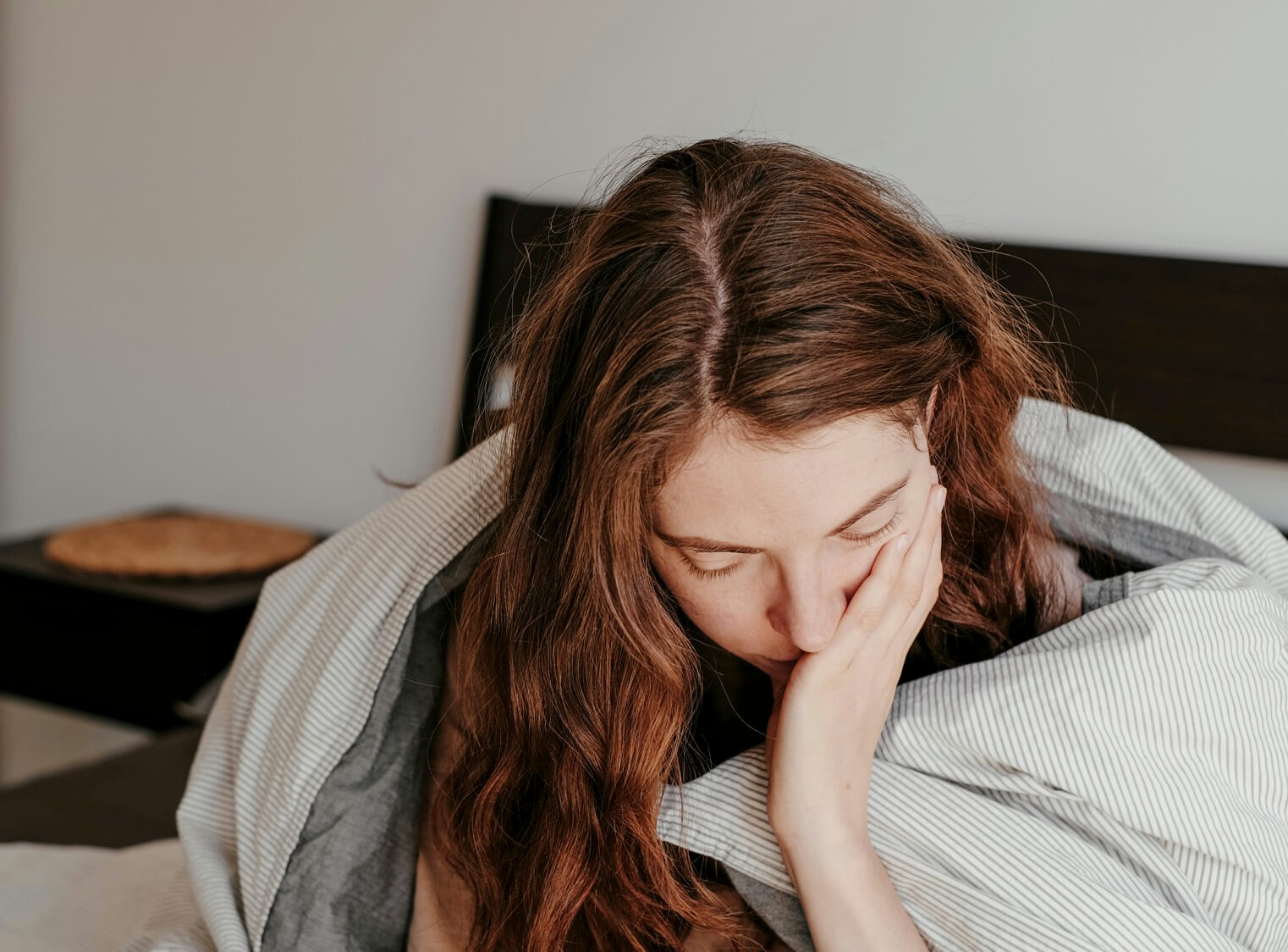 慢性頭痛で疲れている女性