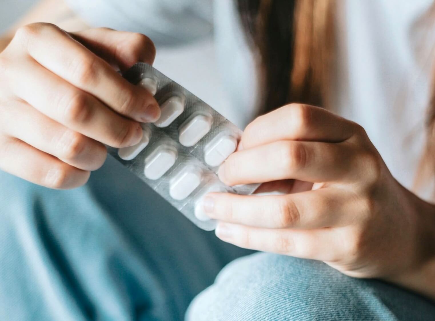 マグネシウムサプリを選ぶ女性