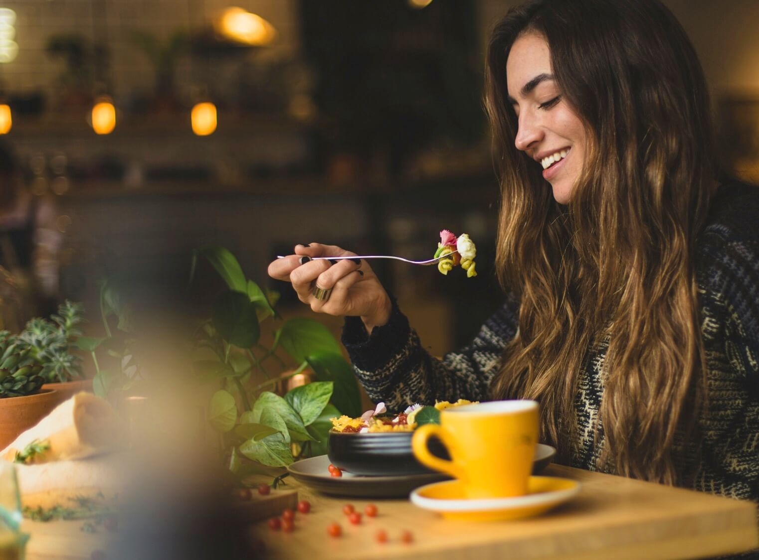 カフェインを意識しながら食事している写真