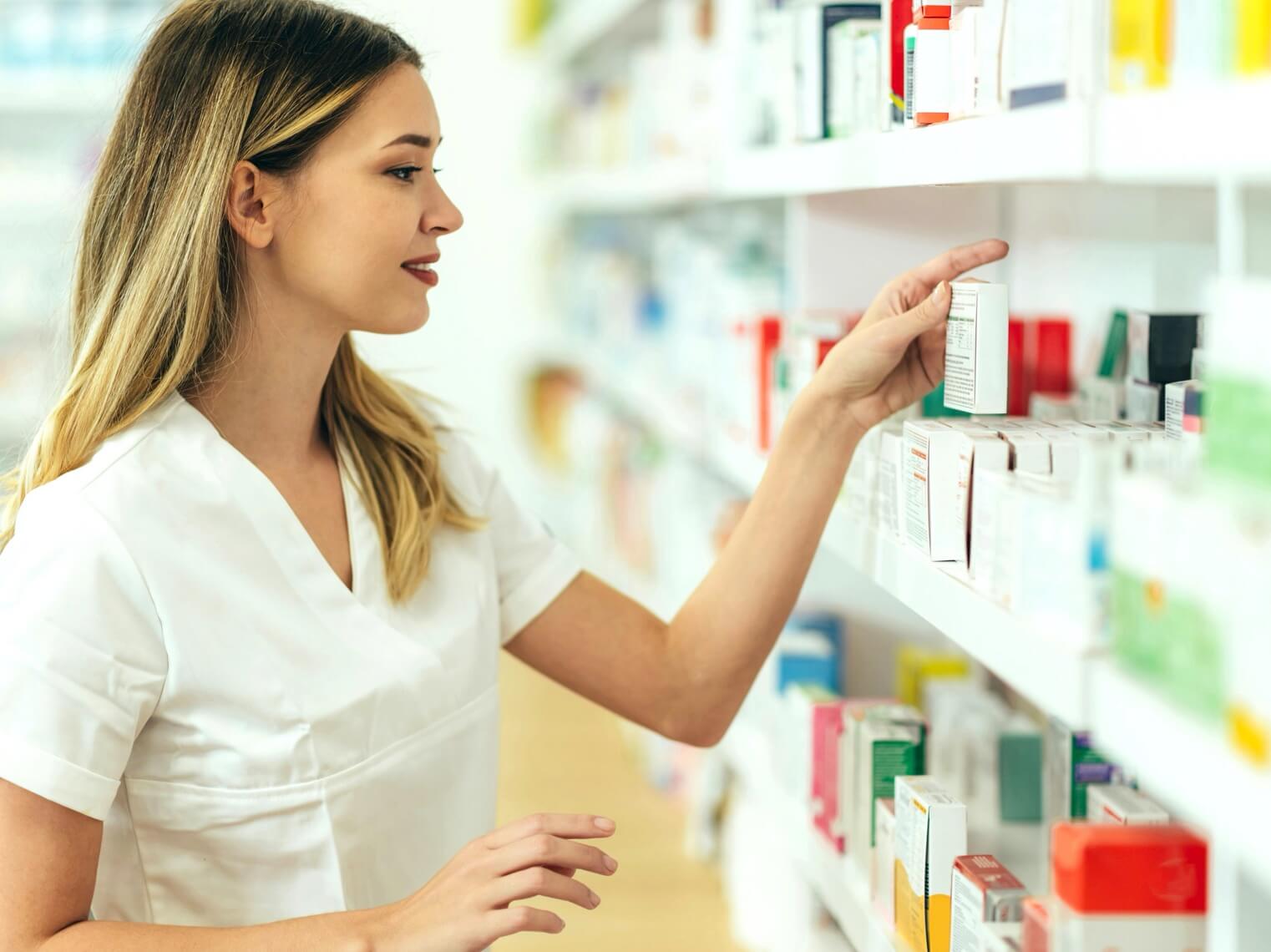 「市販コレステロールサプリ」を選ぶ女性” width=