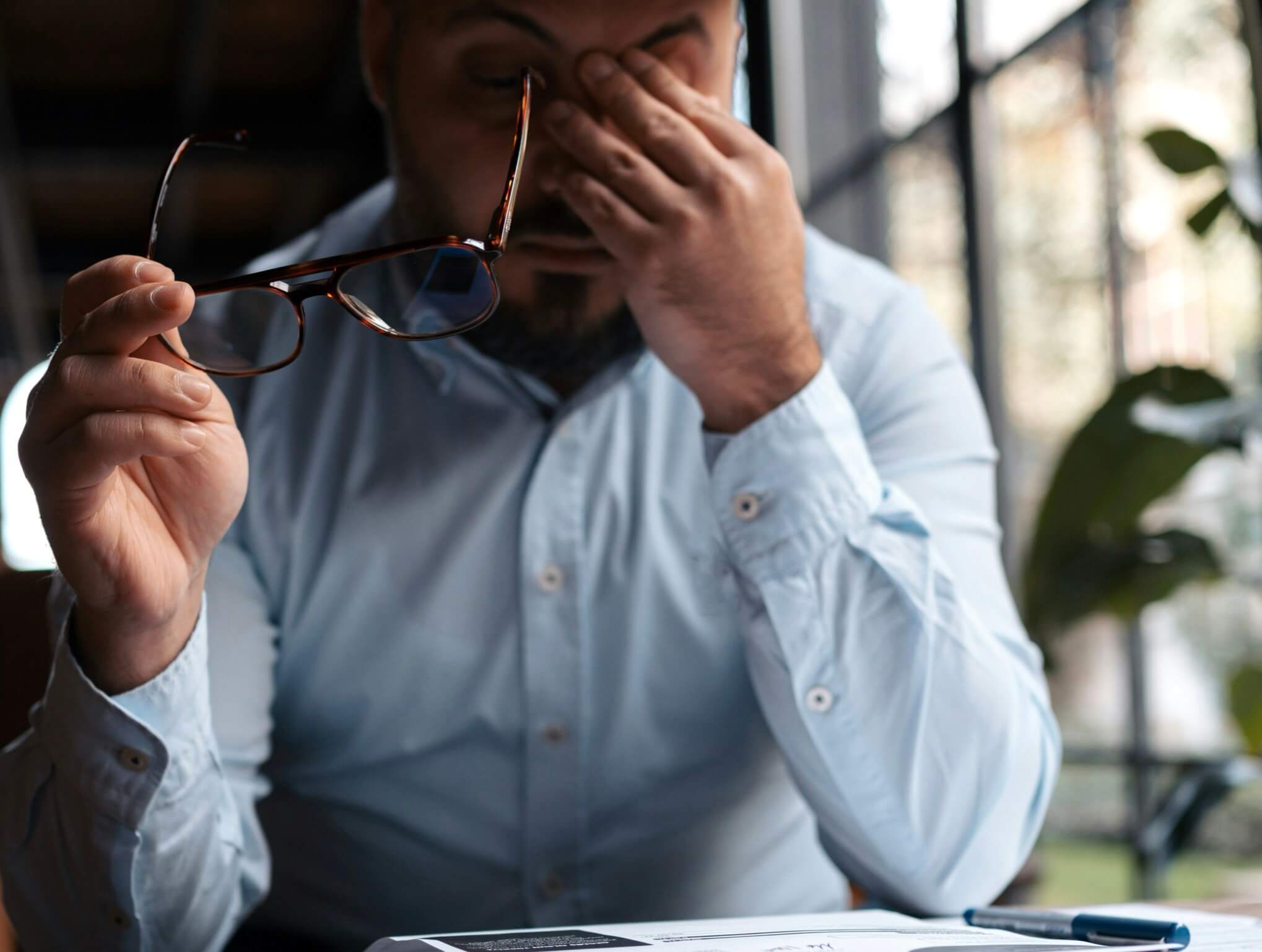 メガネを外し目をおさえている人の写真