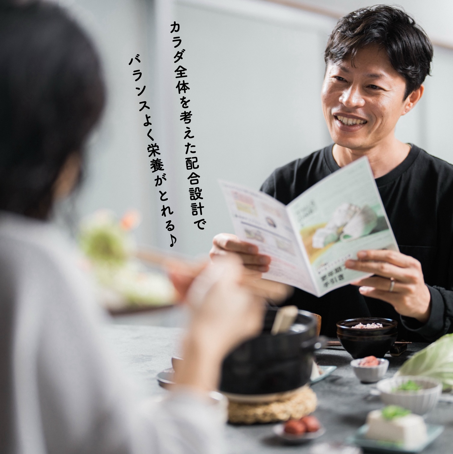 疲労に悩む男性更年期の男性が食事をしている