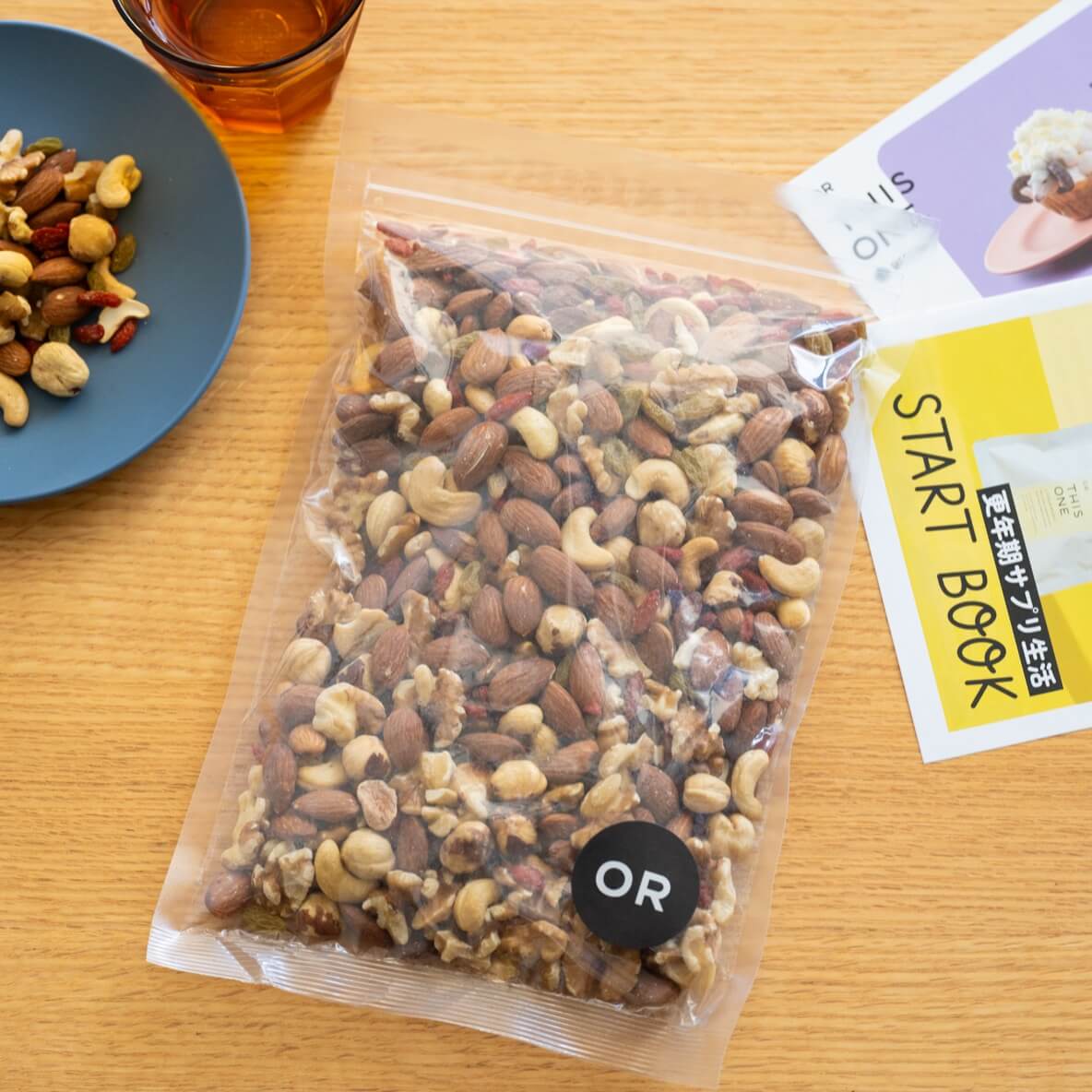 “テーブルに並べられたナッツ"