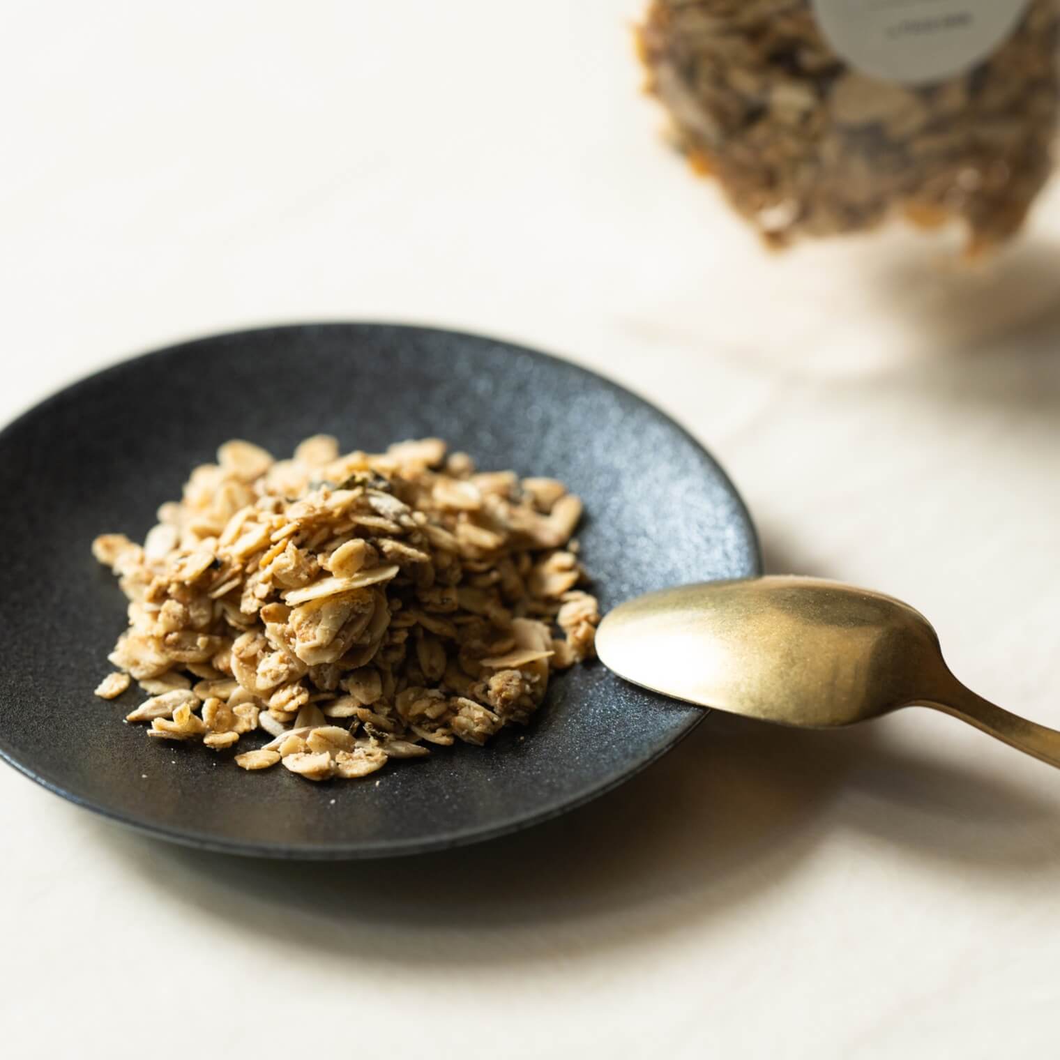 グラノーラをお皿に入れている