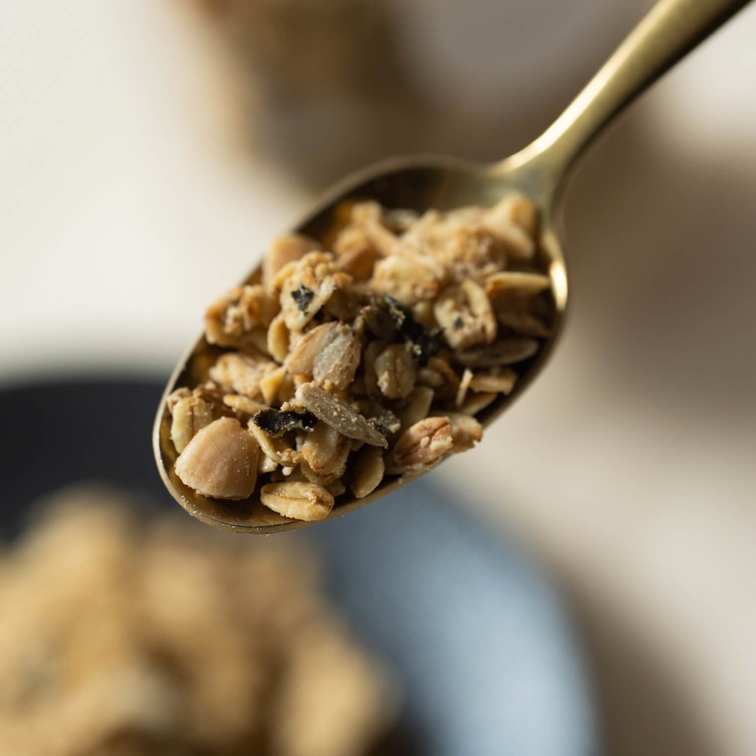 グラノーラをすくっている