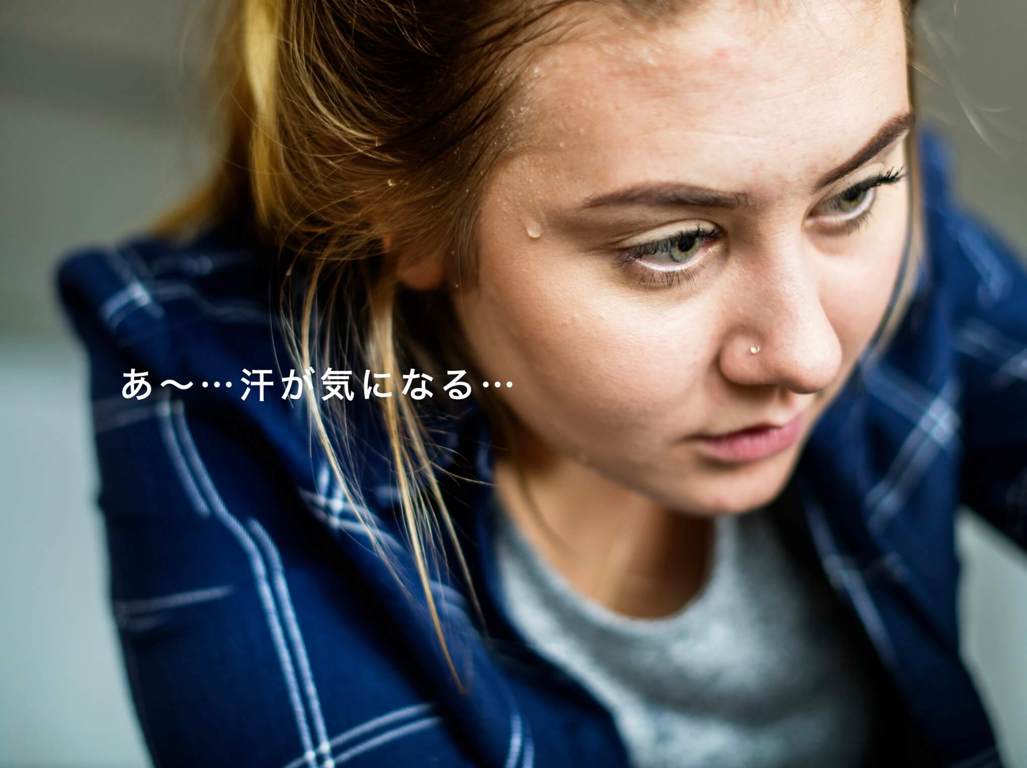 ホットフラッシュで汗がきになる女性の写真