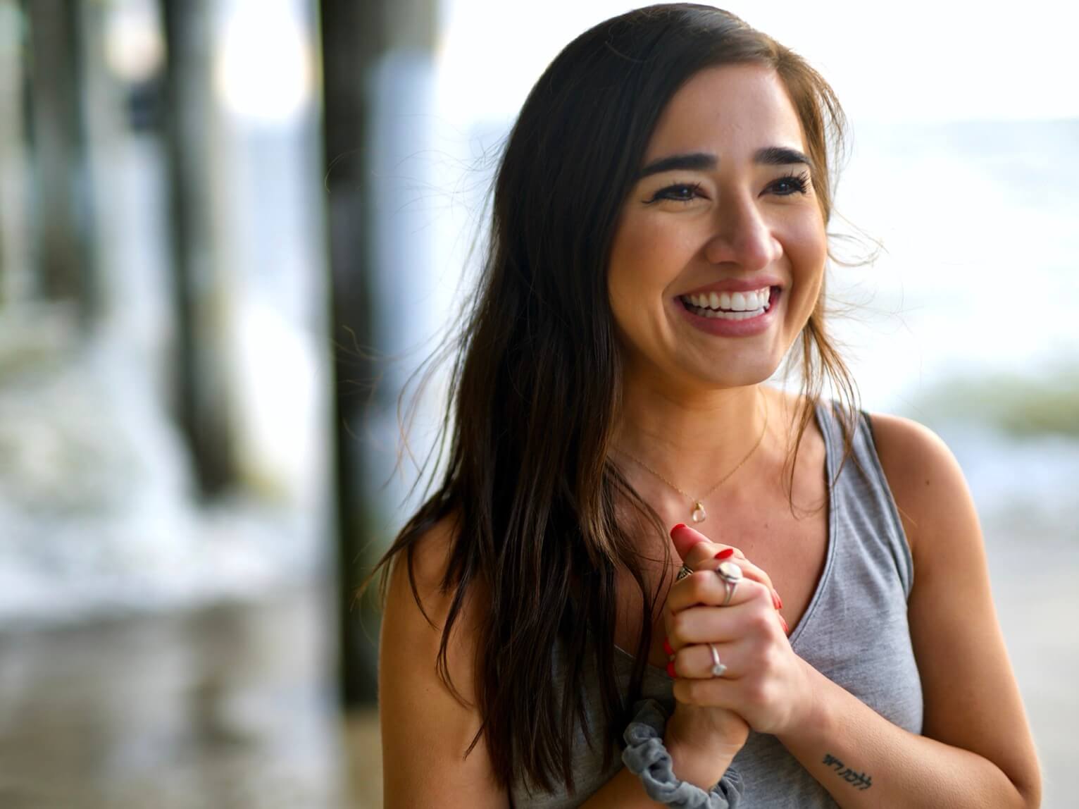 ヘモグロビンサプリで貧血の悩みを改善して気持ちよさそうな女性の写真