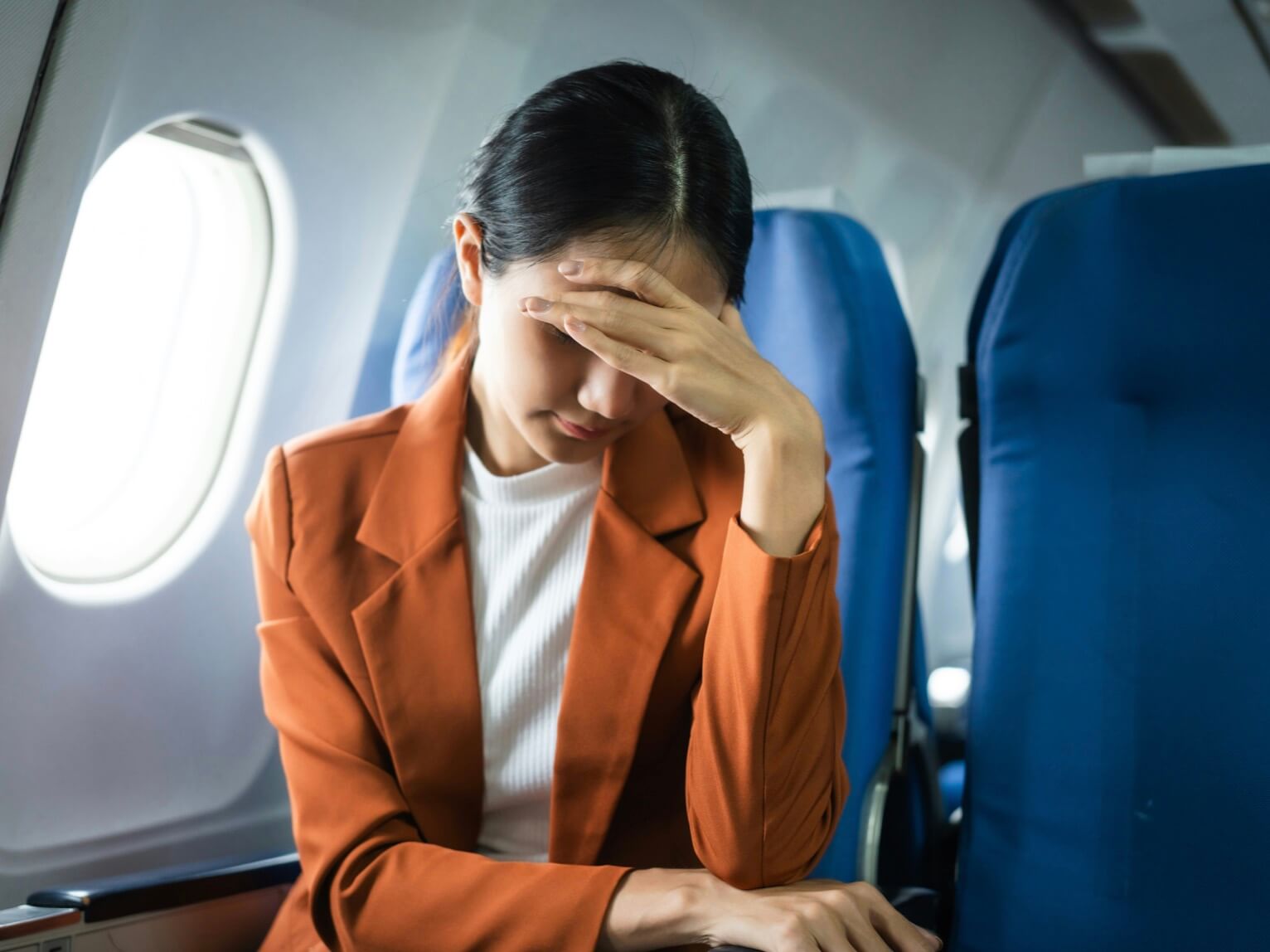 ヘモグロビンサプリを飲んでいるにも関わらずかくれ貧血でしんどそうな女性の写真