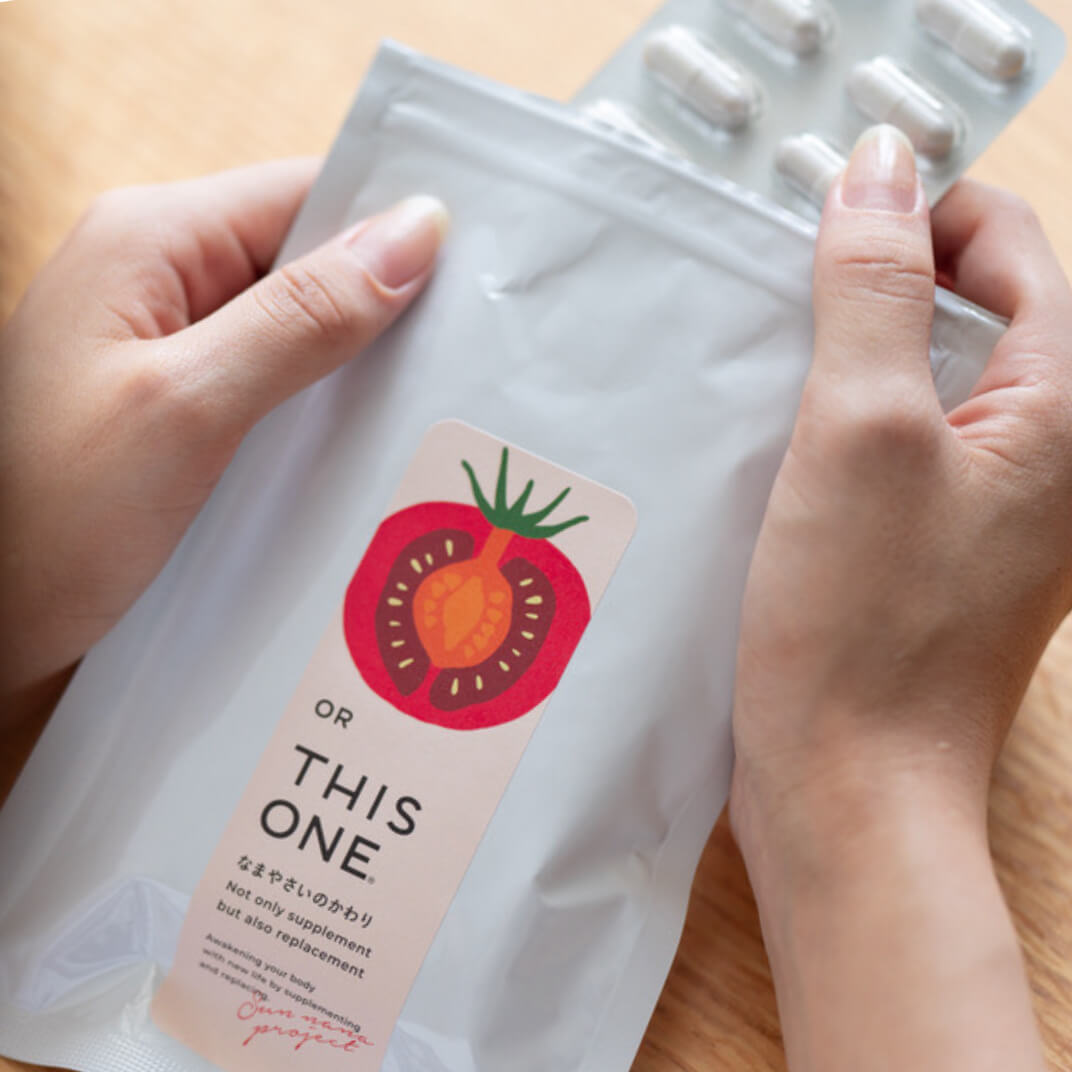 更年期で悩んでいる女性がオアディスワンの「なまやさいのかわり」のカプセルを見ている