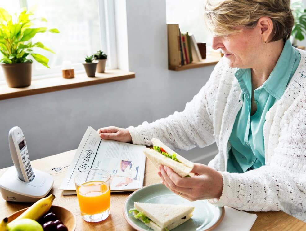 健康を意識した食事をとっている女性の写真