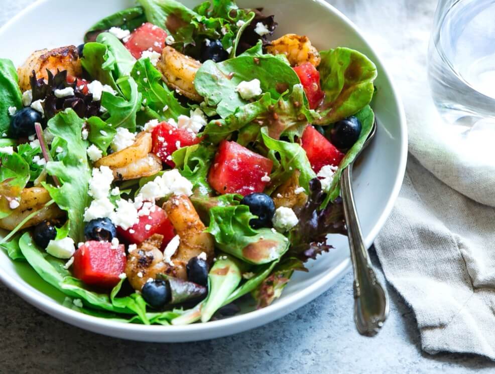 生野菜がたくさんのサラダ