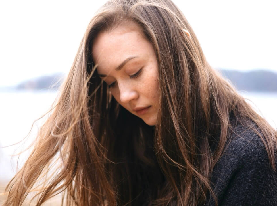 薄毛で悩む女性がつかれている写真