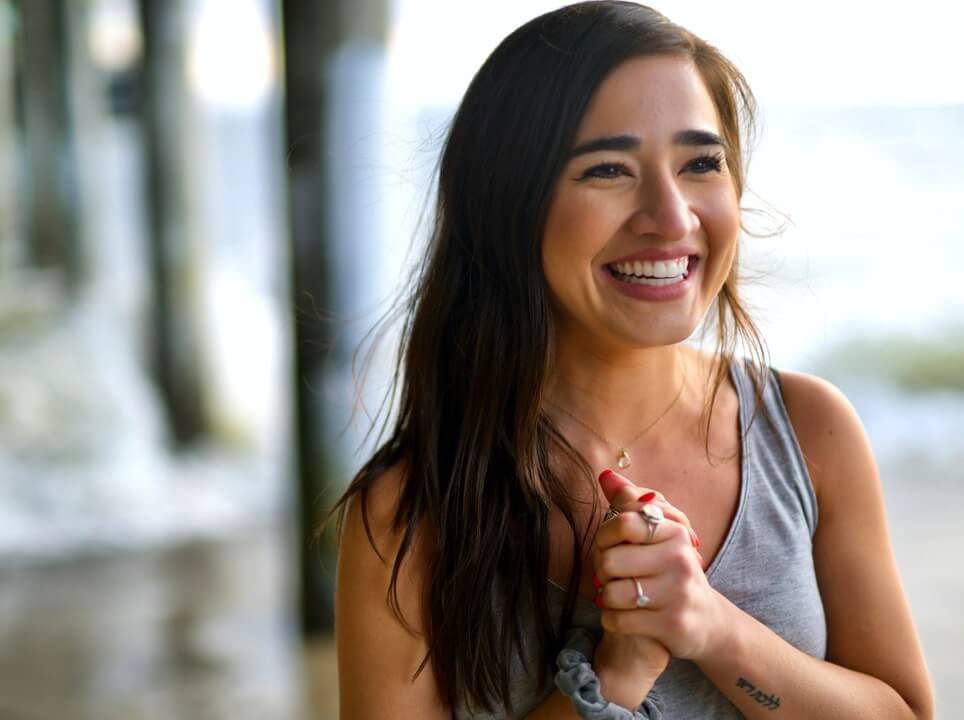 髪の気の状態が良くなった喜んでいる女性の写真