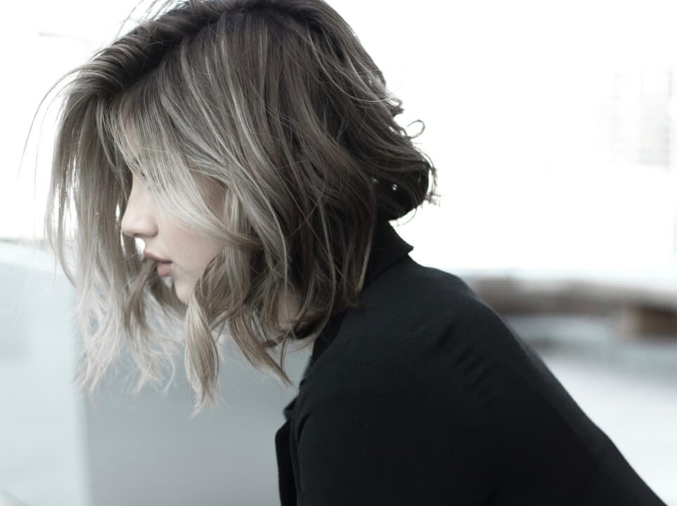 髪の毛の栄養素が不足している女性の写真