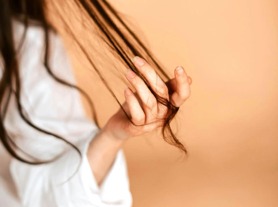 抜け毛が増えて困っている女性の写真