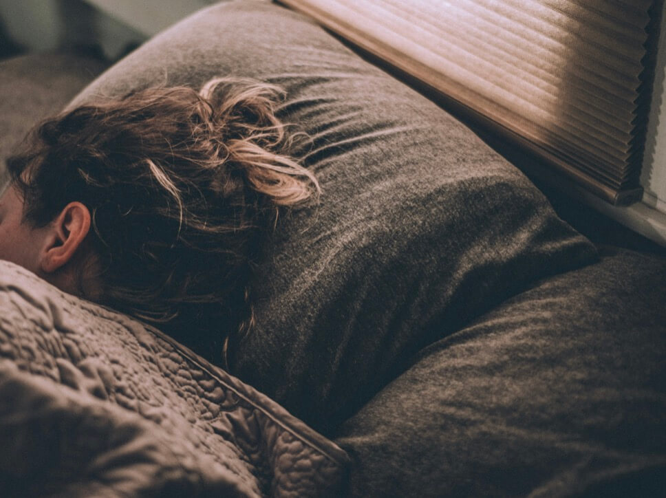 髪の毛のためにぐっすり眠っている女性の写真