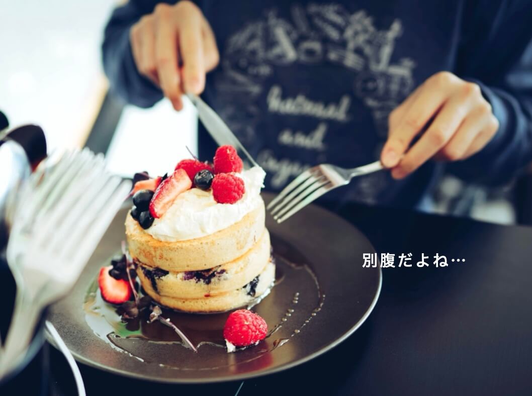 ケーキを食べている女性の写真