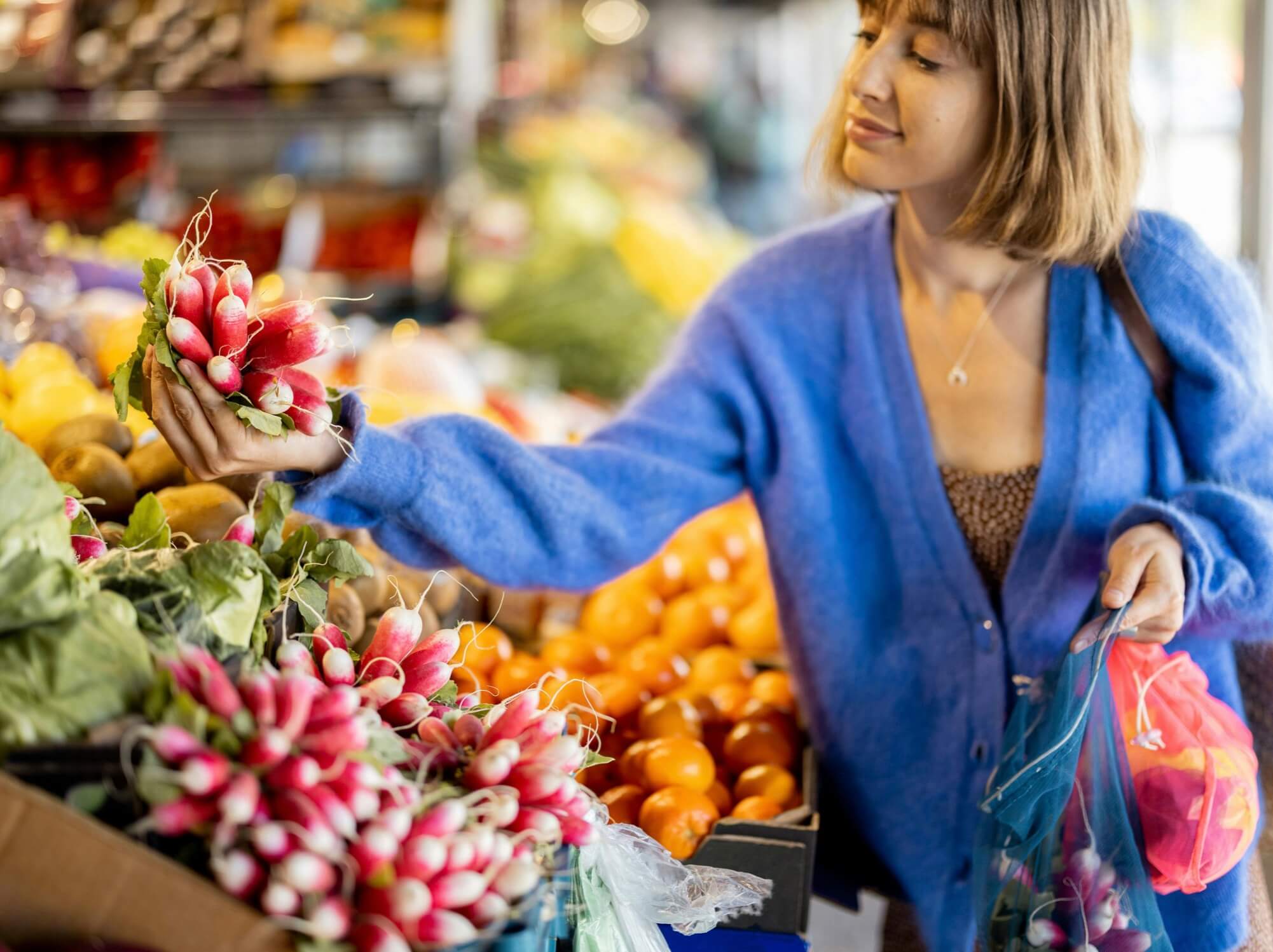 カラダに良いお野菜を選んでいる女性の写真