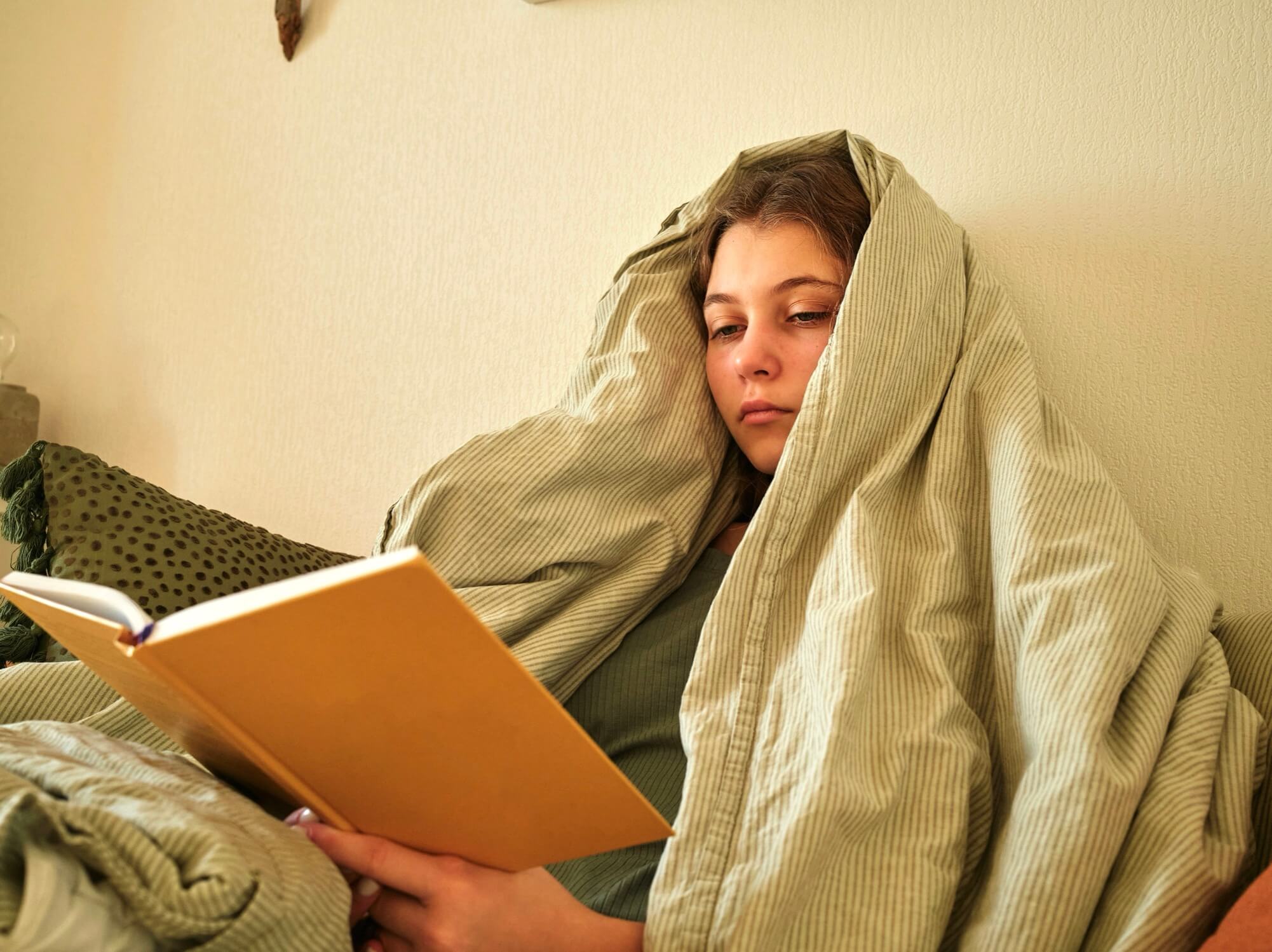 夜中に眠れない女性の写真