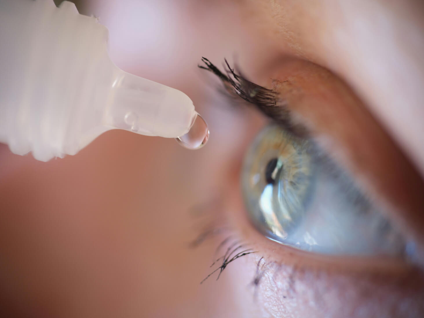 眼精疲労に効く目薬をさす更年期女性