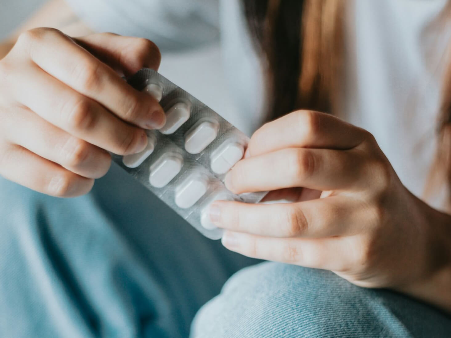 眼精疲労サプリを飲んでいる女性