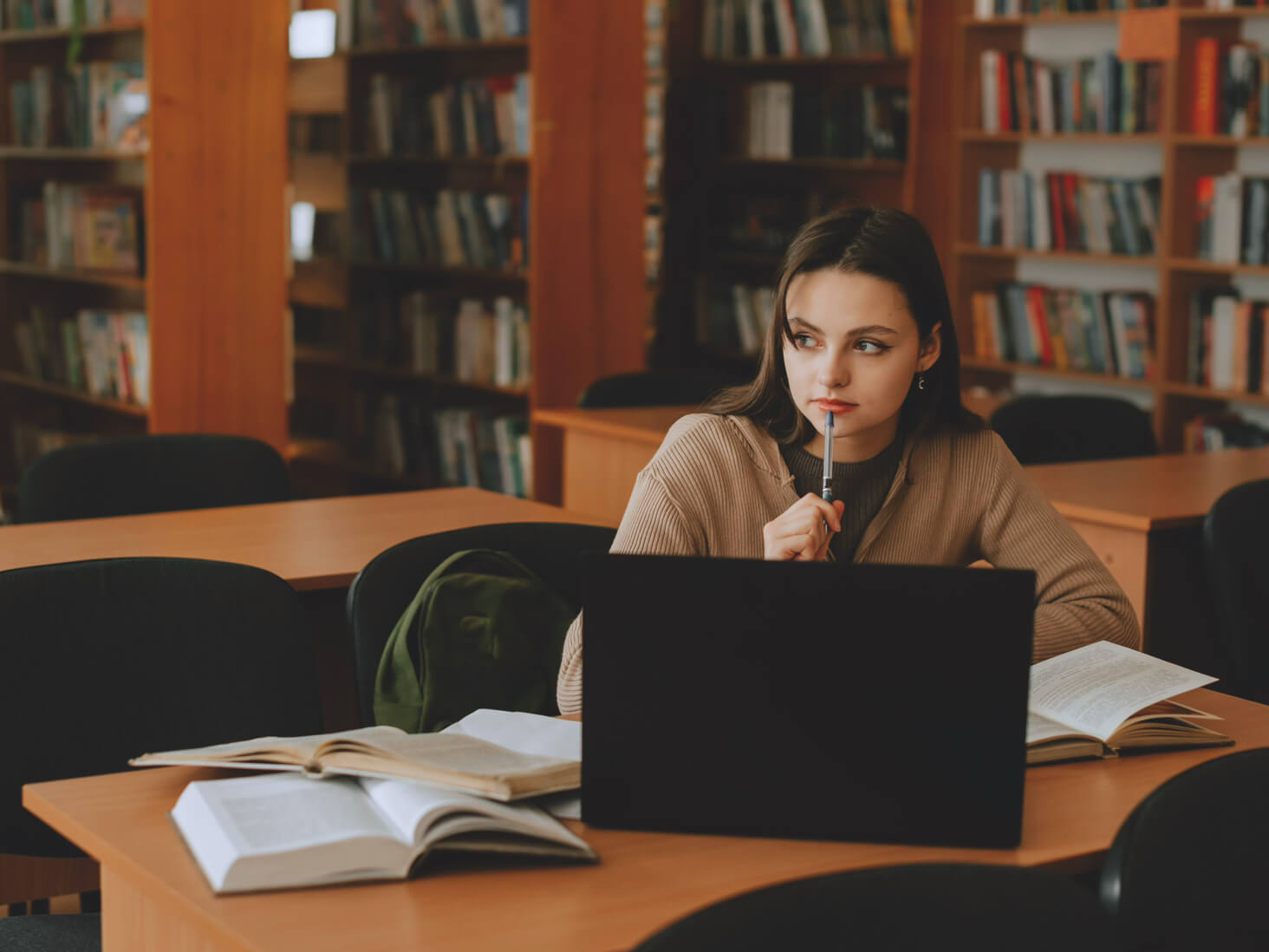 眼精疲労サプリ選びに悩む女性
