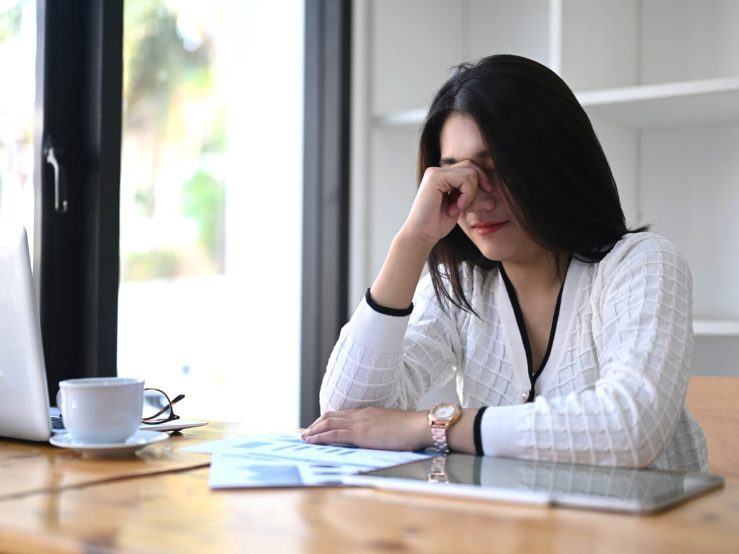 目が酸化して眼精疲労になっている女性