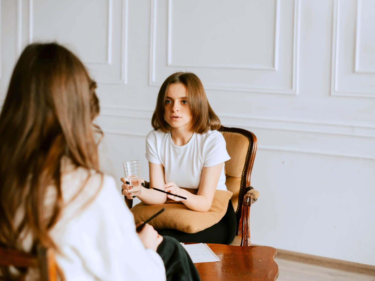 眼精疲労の悩みについて話している女性