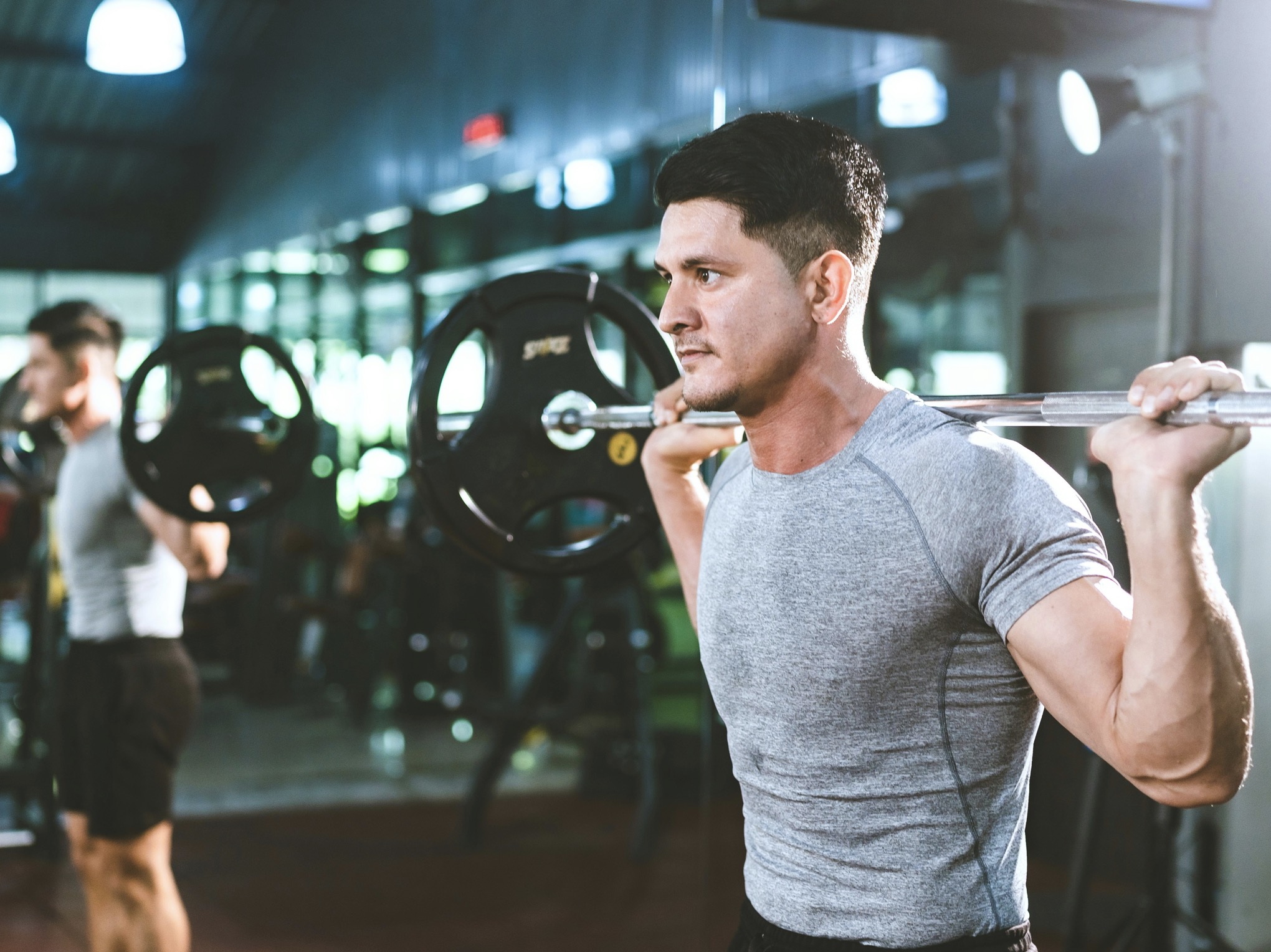 筋トレをする更年期の男性