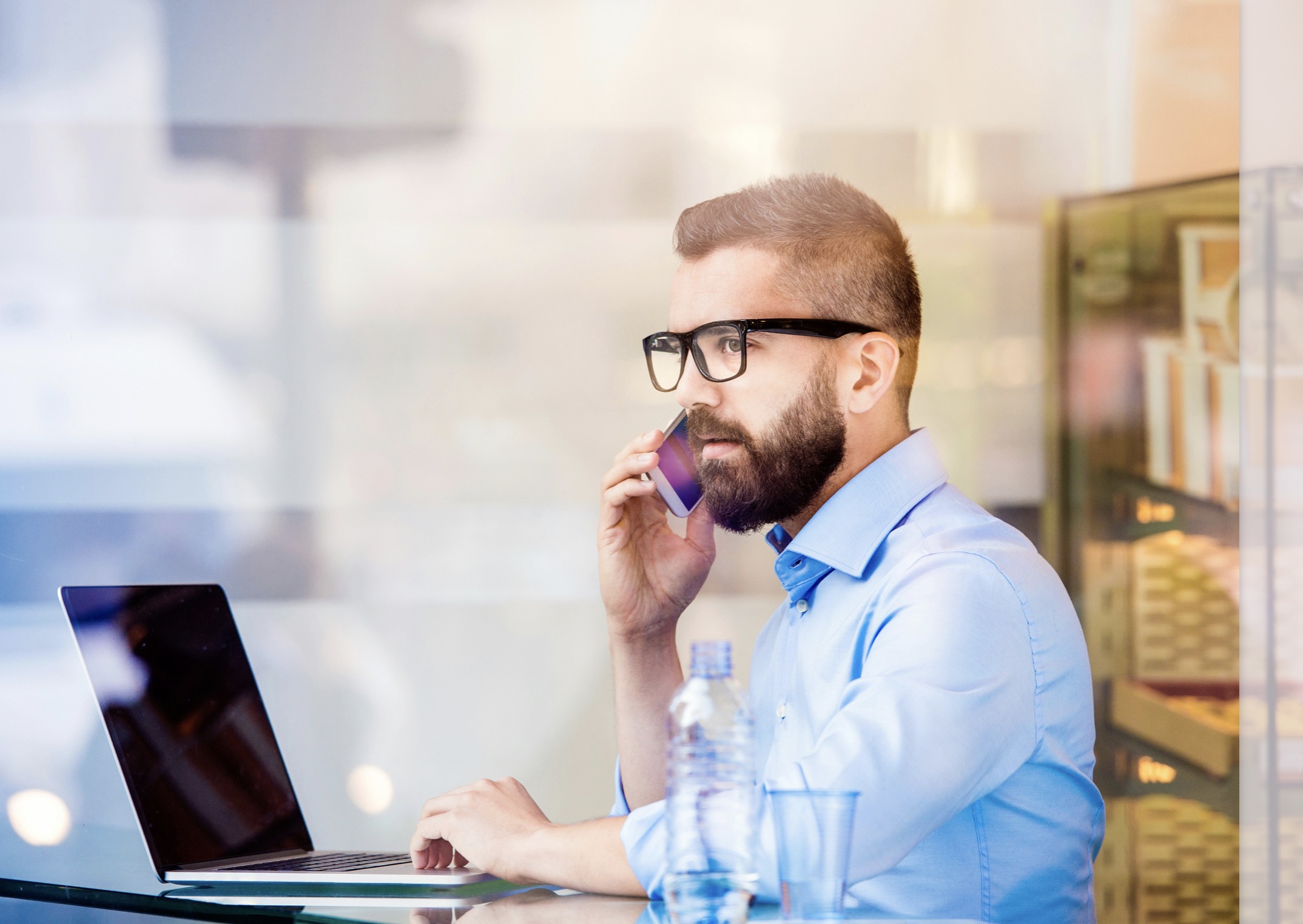 仕事で疲れる更年期の男性