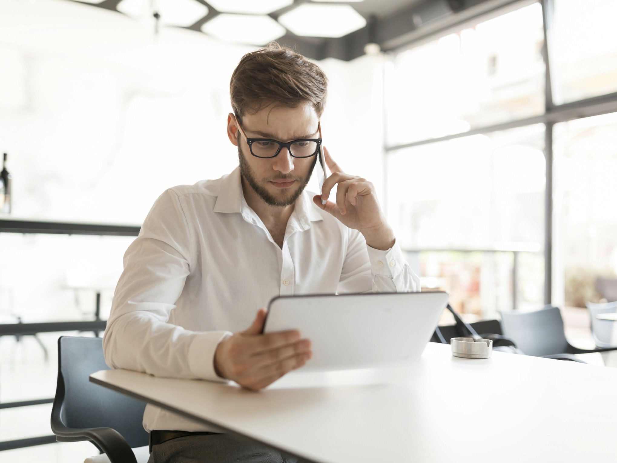 仕事で疲れている更年期の男性