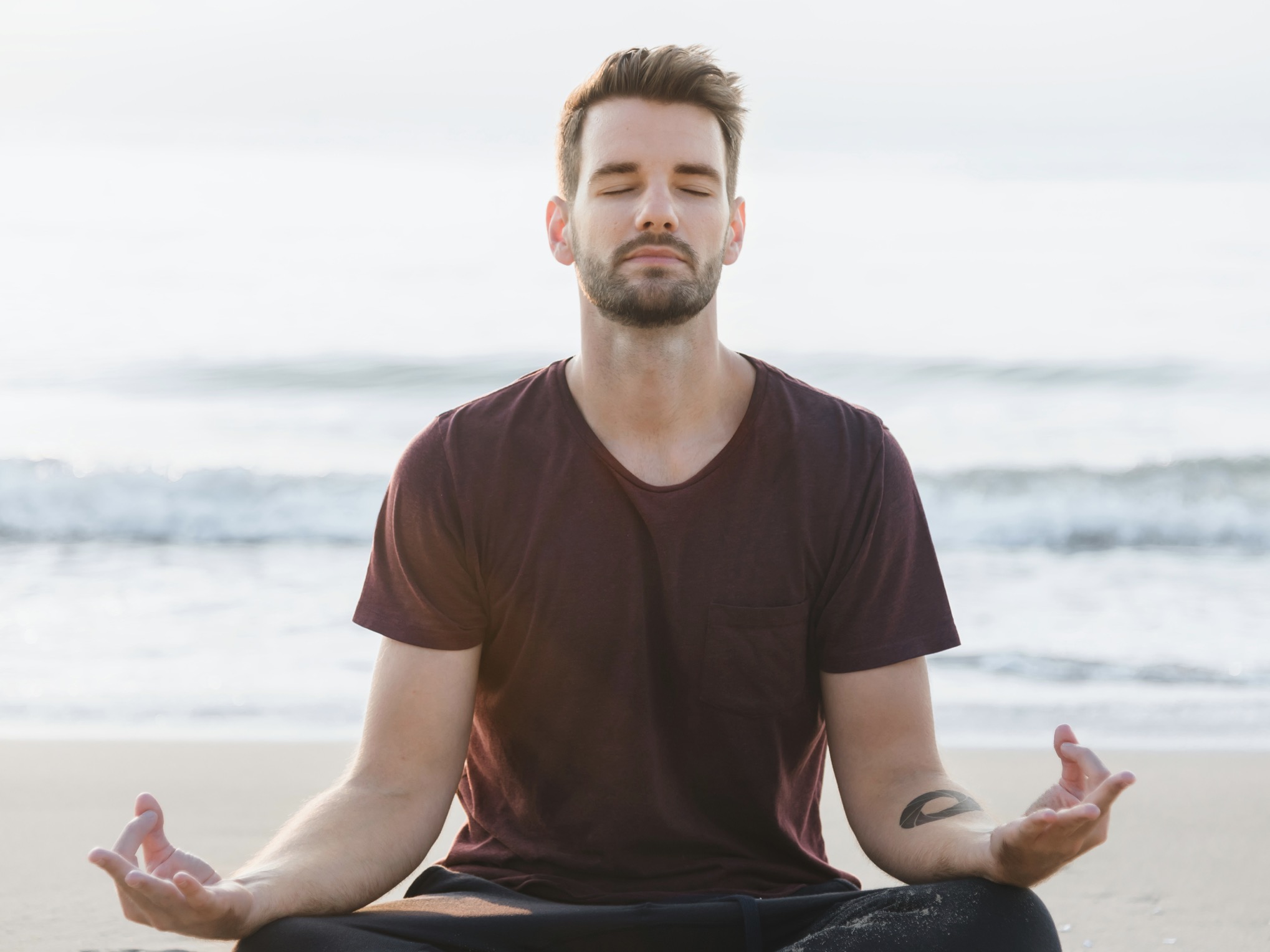 ヨガでリラックスする更年期の男性