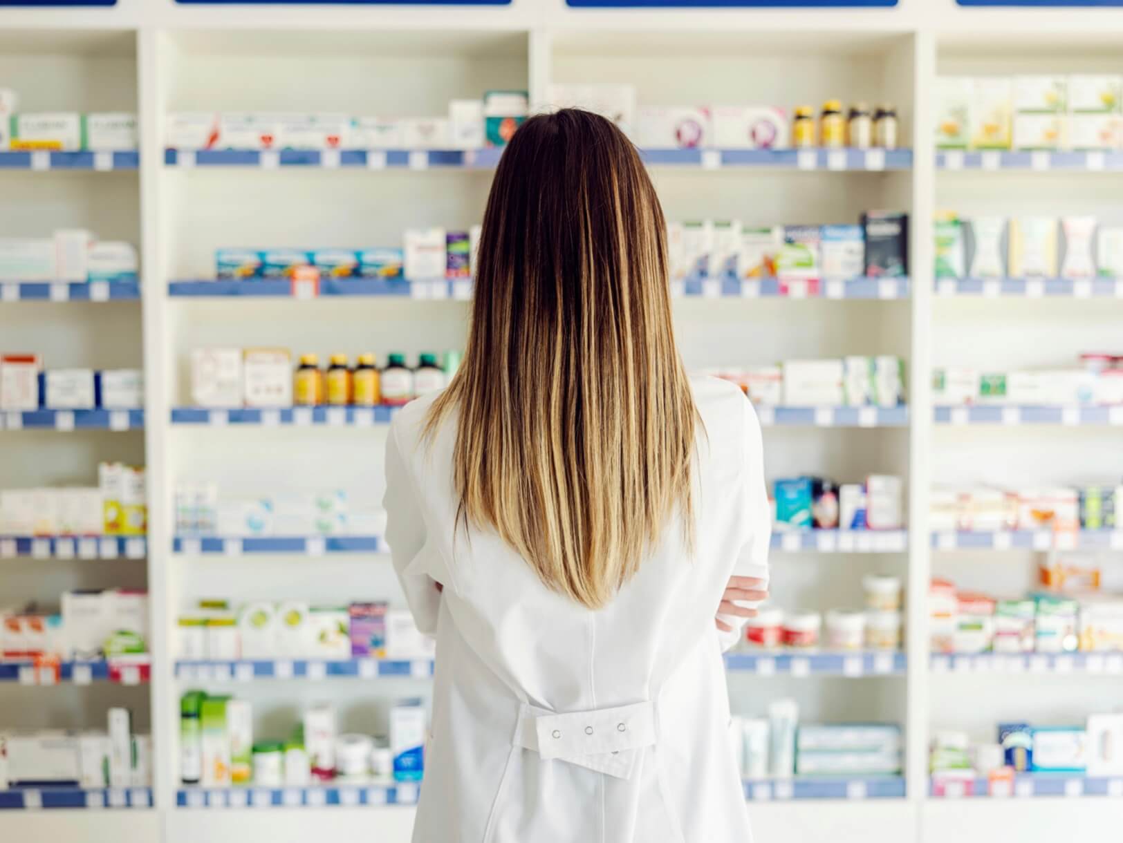 自分にあった漢方薬を探している女性