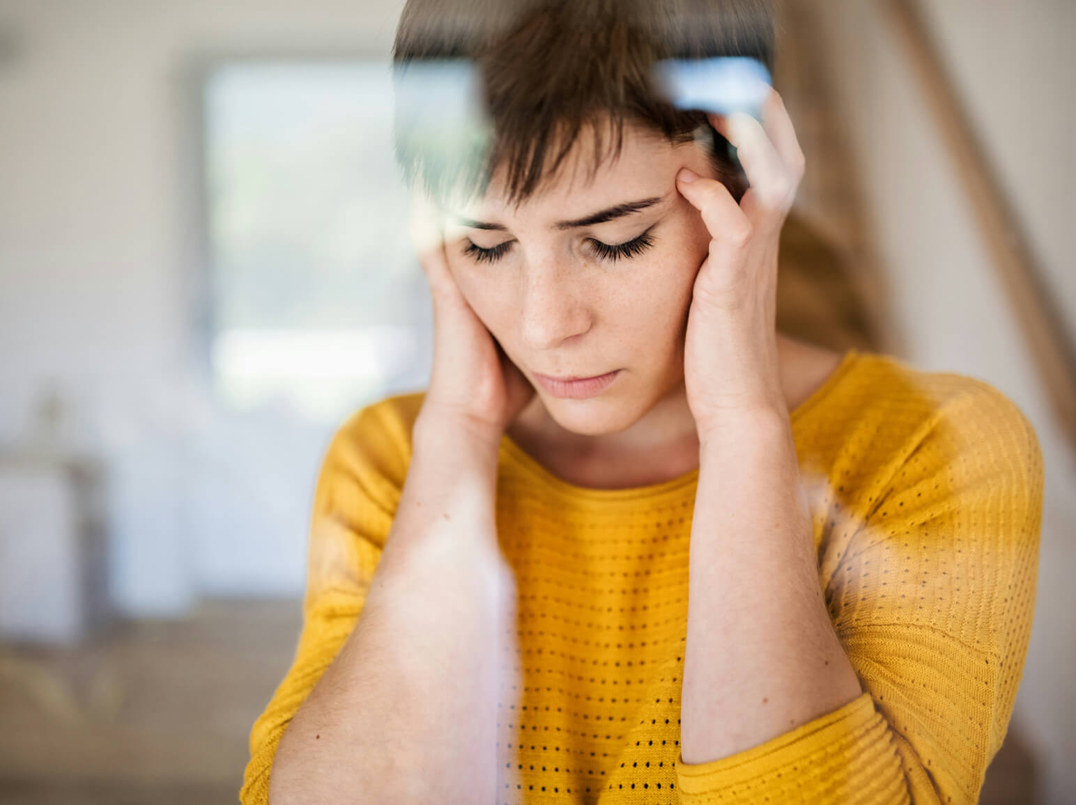 貧血の不調をなんとかするためのヘム鉄サプリ探しで悩んでいる女性