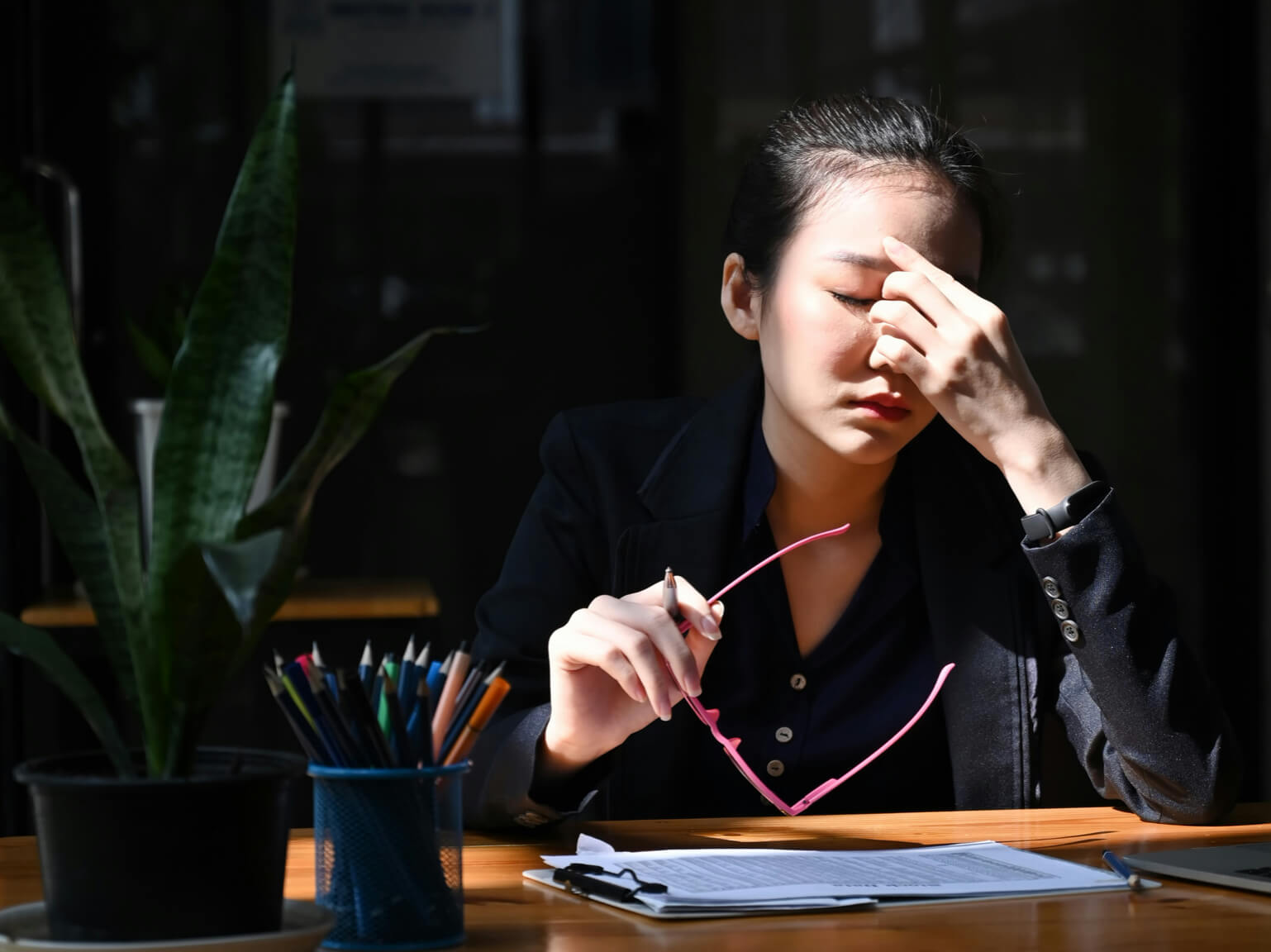 更年期の体調不良で悩んでいる女性の写真