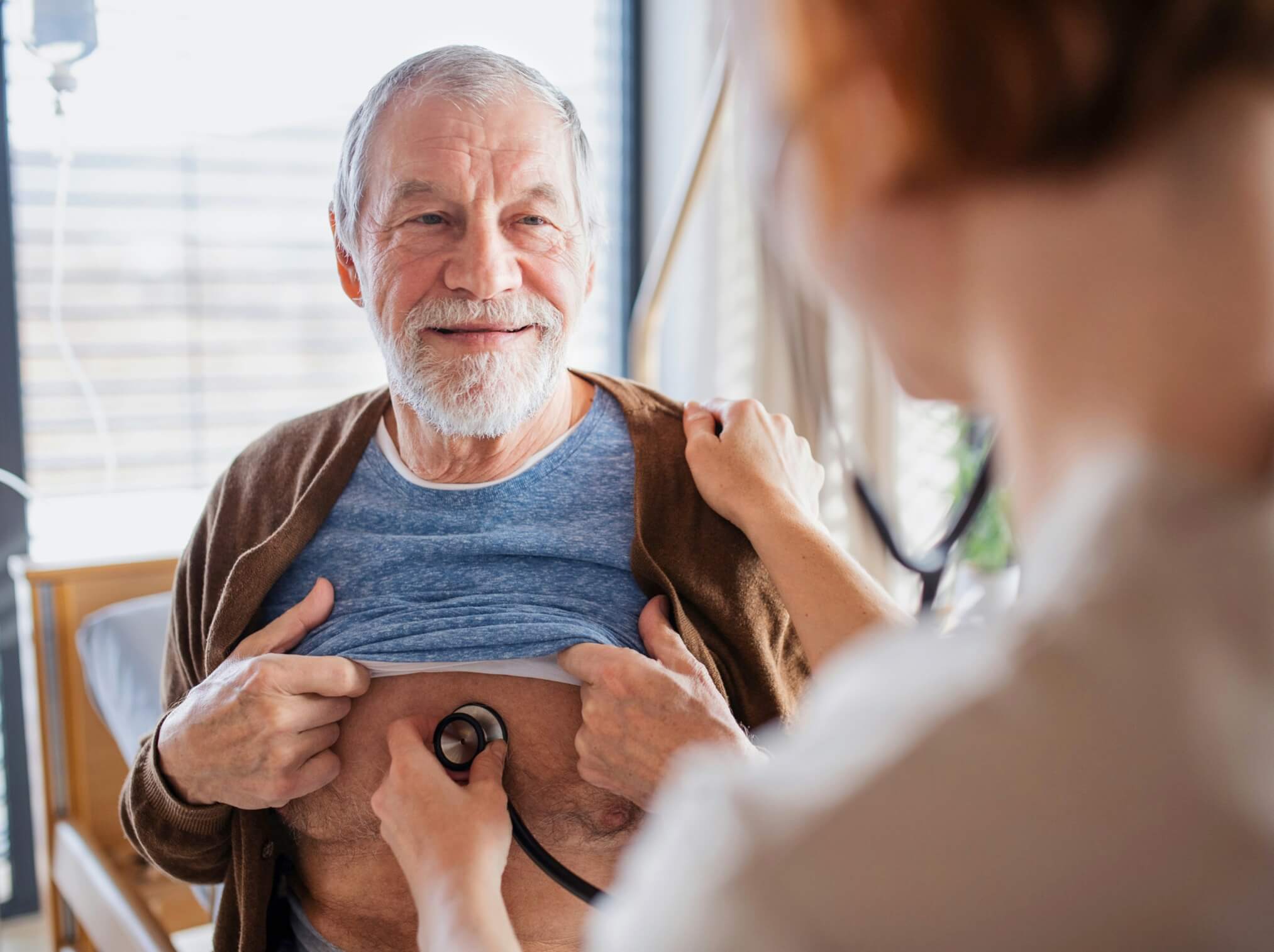 認知症の診察を受ける男性